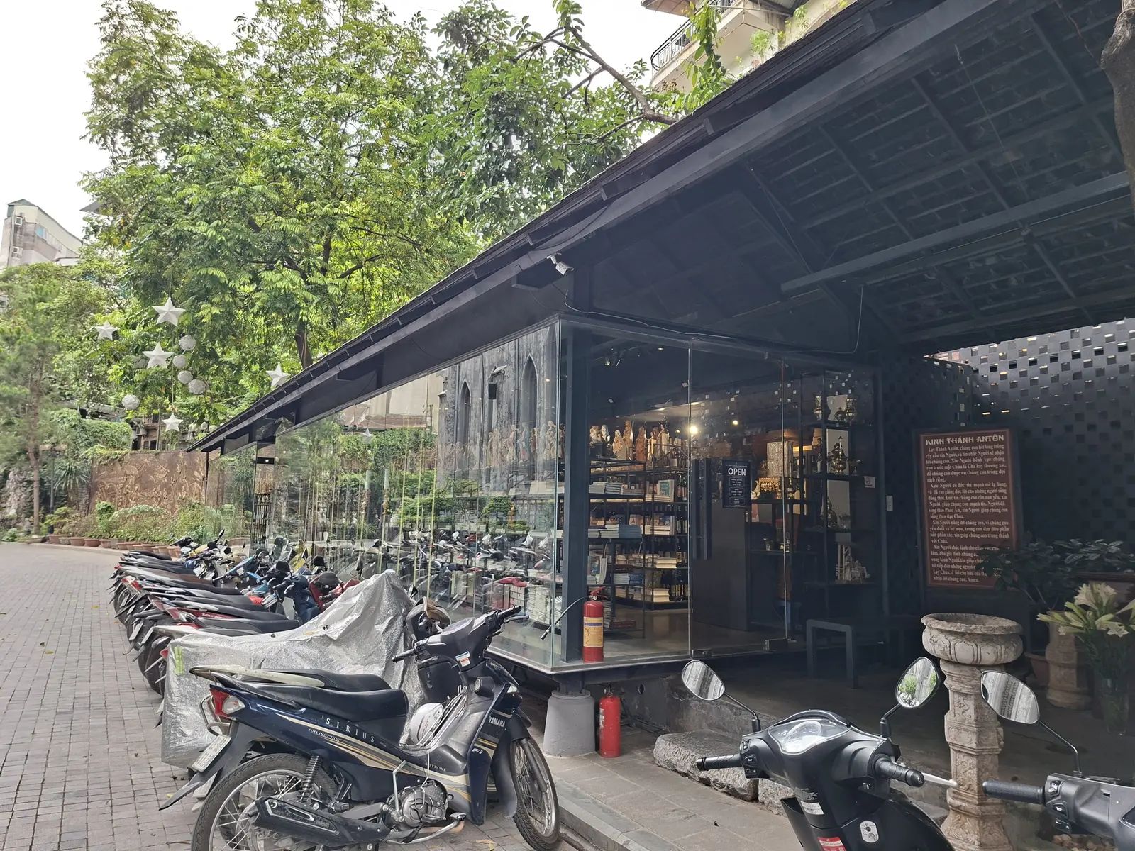 Mặt tiền Nhà sách Nhà thờ Chính tòa Hà Nội