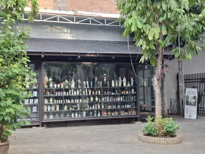 Mặt tiền Nhà sách Nhà thờ Hàm Long trong khuôn viên giáo xứ