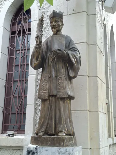 Tượng Thánh An-tôn bên Nhà thờ Hàm Long