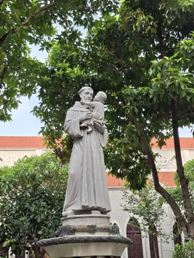 Tượng Thánh An-tôn trong khuôn viên Nhà thờ Hàm Long