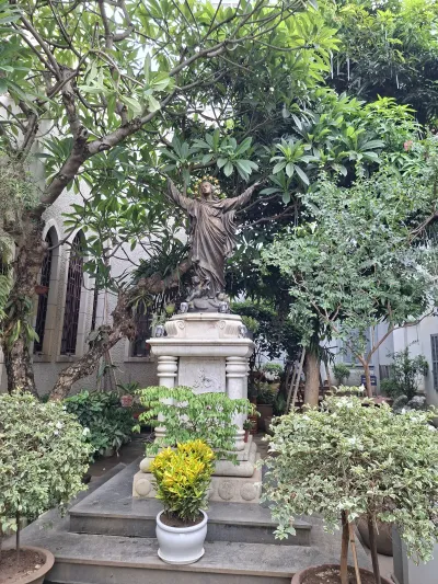 Khuôn viên Nhà thờ Hàm Long