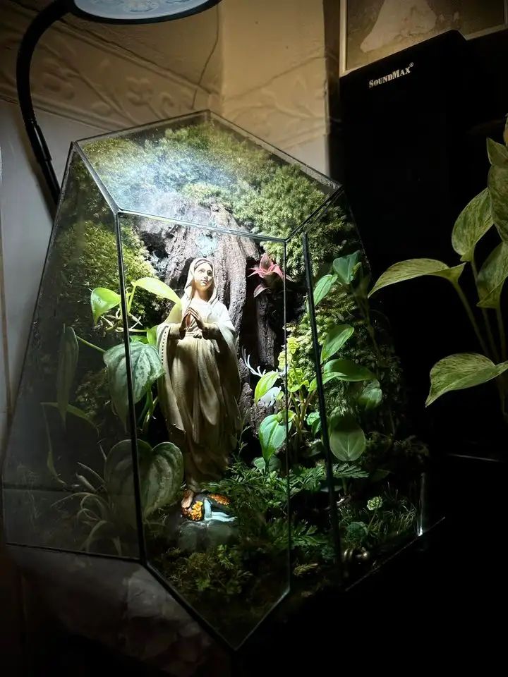 Tượng công giáo mini tại Nhà sách Đức Mẹ Hòa Bình Sài Gòn. Tượng Công giáo Filumena là tượng của Tình thương và Hy vọng. Bản quyền các tác phẩm tượng Công giáo thuộc về Filumena Art, Cộng hòa Pháp. Filumena sáng tác và sản xuất nhiều mẫu tượng Công giáo khác như Tượng Chúa, Tượng Chúa Giê-su, Tượng chịu nạn, Tượng công giáo mini, Bàn thờ Chúa