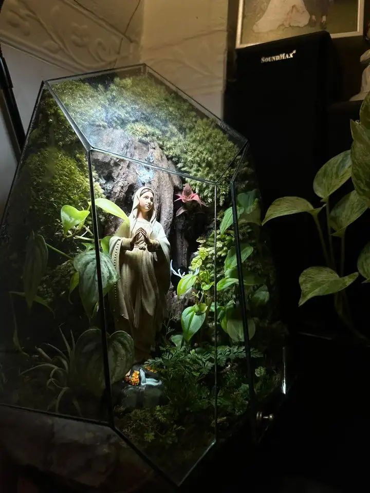 Tượng công giáo mini tại Nhà sách Đức Mẹ Hòa Bình Sài Gòn. Tượng Công giáo Filumena là tượng của Tình thương và Hy vọng. Bản quyền các tác phẩm tượng Công giáo thuộc về Filumena Art, Cộng hòa Pháp. Filumena sáng tác và sản xuất nhiều mẫu tượng Công giáo khác như Tượng Chúa, Tượng Chúa Giê-su, Tượng chịu nạn, Tượng công giáo mini, Bàn thờ Chúa