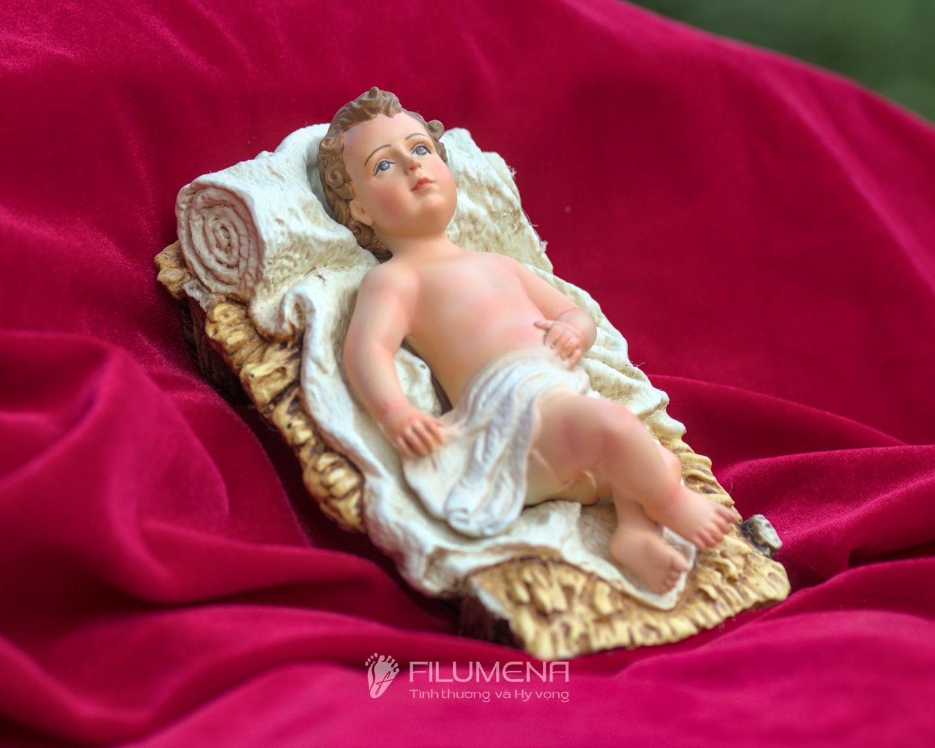 Góc chụp chính diện tượng Chúa Giáng Sinh 10 cm cho bộ tượng Noel 20 cm