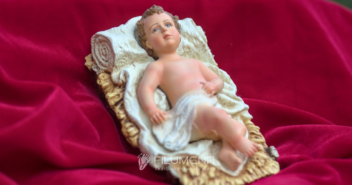 Chi tiết hoàn thiện thủ công trên tượng Chúa Giáng Sinh 10 cm cho bộ tượng Noel 20 cm