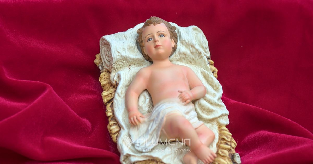 Các góc nhìn gần giúp thấy rõ vì sao cỡ 20 cm vẫn có thể tạo cảm giác rất ấm và rõ thần thái khi đặt trong không gian nhỏ.
