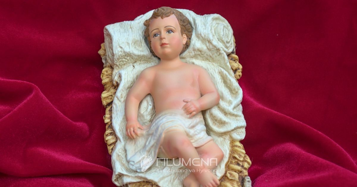 Mẫu tượng Chúa Giáng Sinh 10 cm cho bộ tượng Noel 20 cm trong không gian thờ phượng gia đình