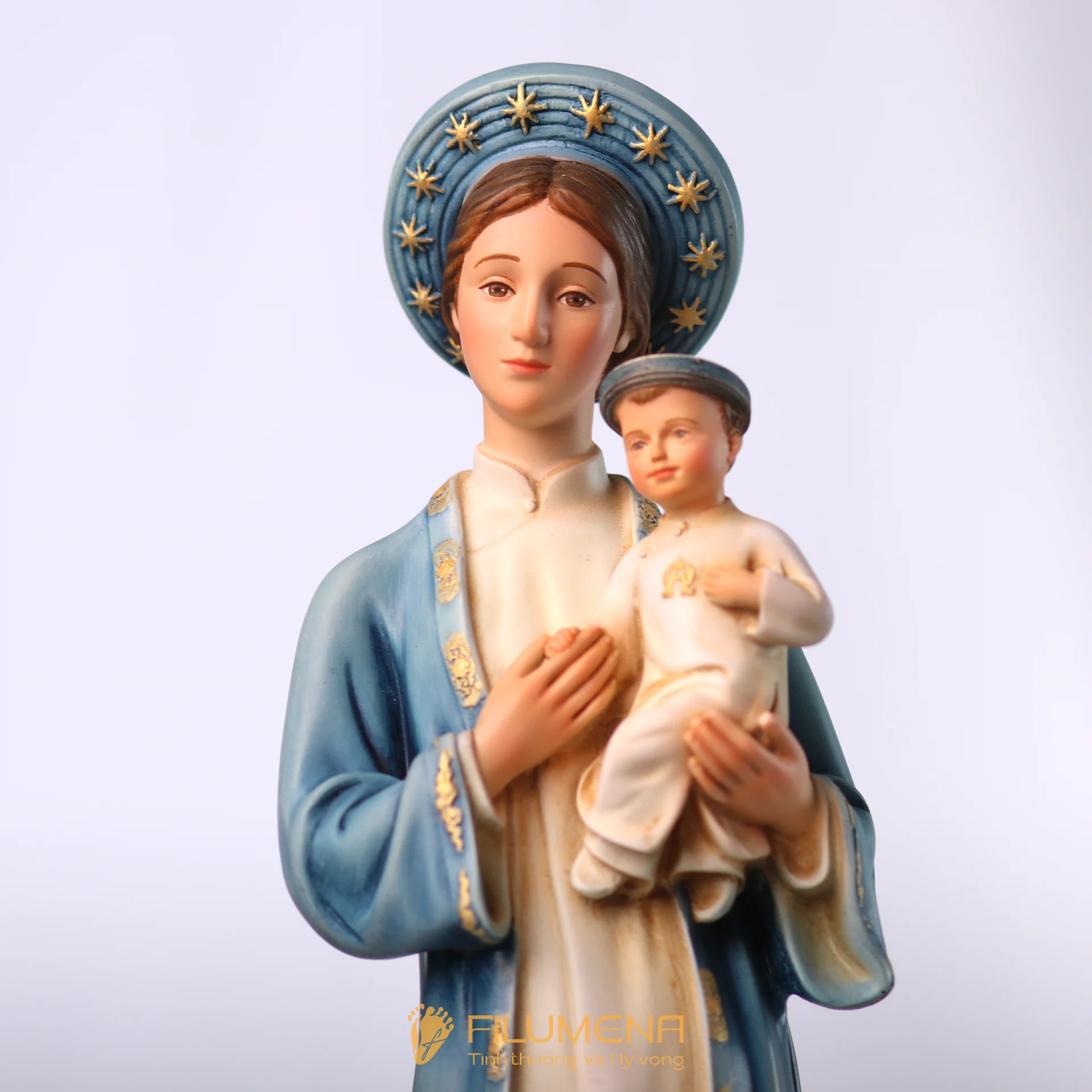 Cận cảnh chữ Alpha và Ômega trên ngực Chúa Hài Đồng trong tượng Mẹ La Vang