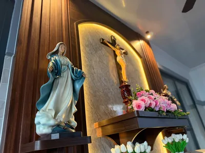 Mẫu Bàn thờ Chúa - tượng Công giáo Filumena nhìn gần để đánh giá nét mặt và phần đế