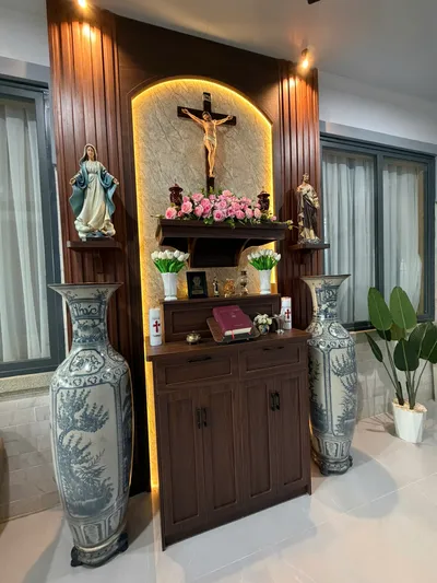 Chi tiết hoa hồng và tượng Chúa chịu nạn trong bàn thờ Công giáo gia đình