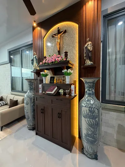 Tượng Công giáo Filumena trong bàn thờ gia đình nhìn từ góc nghiêng bên phải