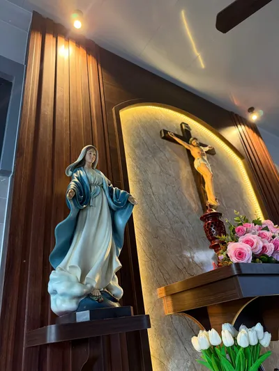 Bộ tượng bàn thờ Chúa 60 cm được đặt hài hòa trong góc cầu nguyện tại Xuân Lộc