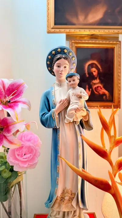 Tượng Đức Mẹ La Vang Filumena được đặt trong góc cầu nguyện gia đình