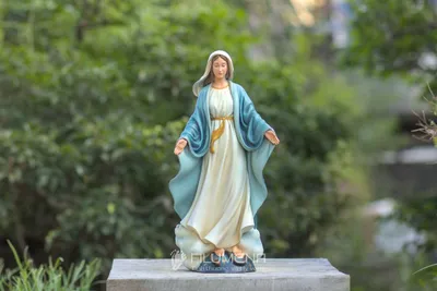 Các góc nhìn của tượng Đức Mẹ Ban Ơn 40 cm màu xanh giúp người đọc so sánh cảm giác màu với mẫu trắng trong cùng kích thước