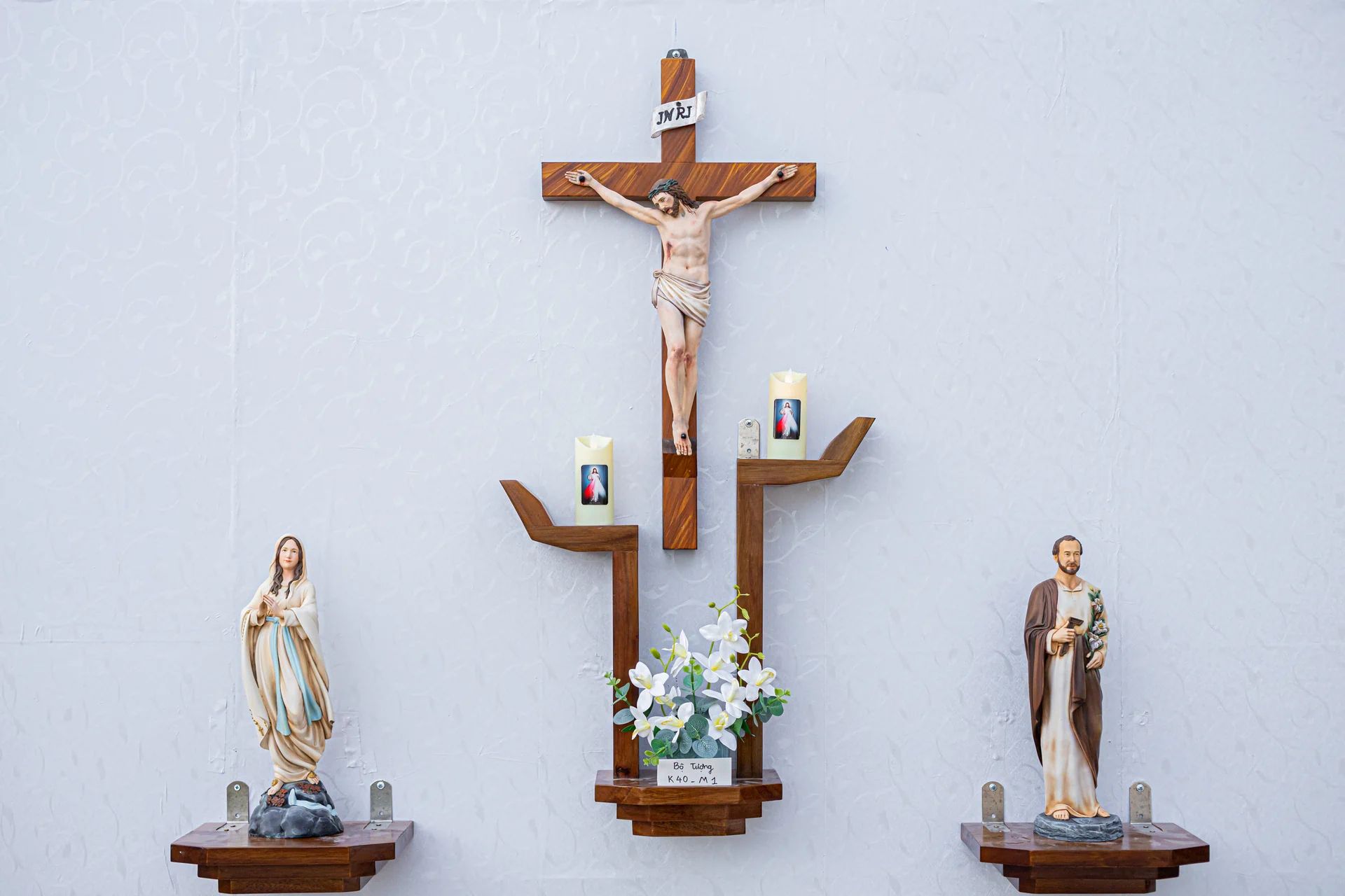Bộ bàn thờ Chúa 40 cm màu xanh ô liu với Đức Mẹ Lộ Đức và Thánh Giuse Thợ của Filumena nhìn tổng thể