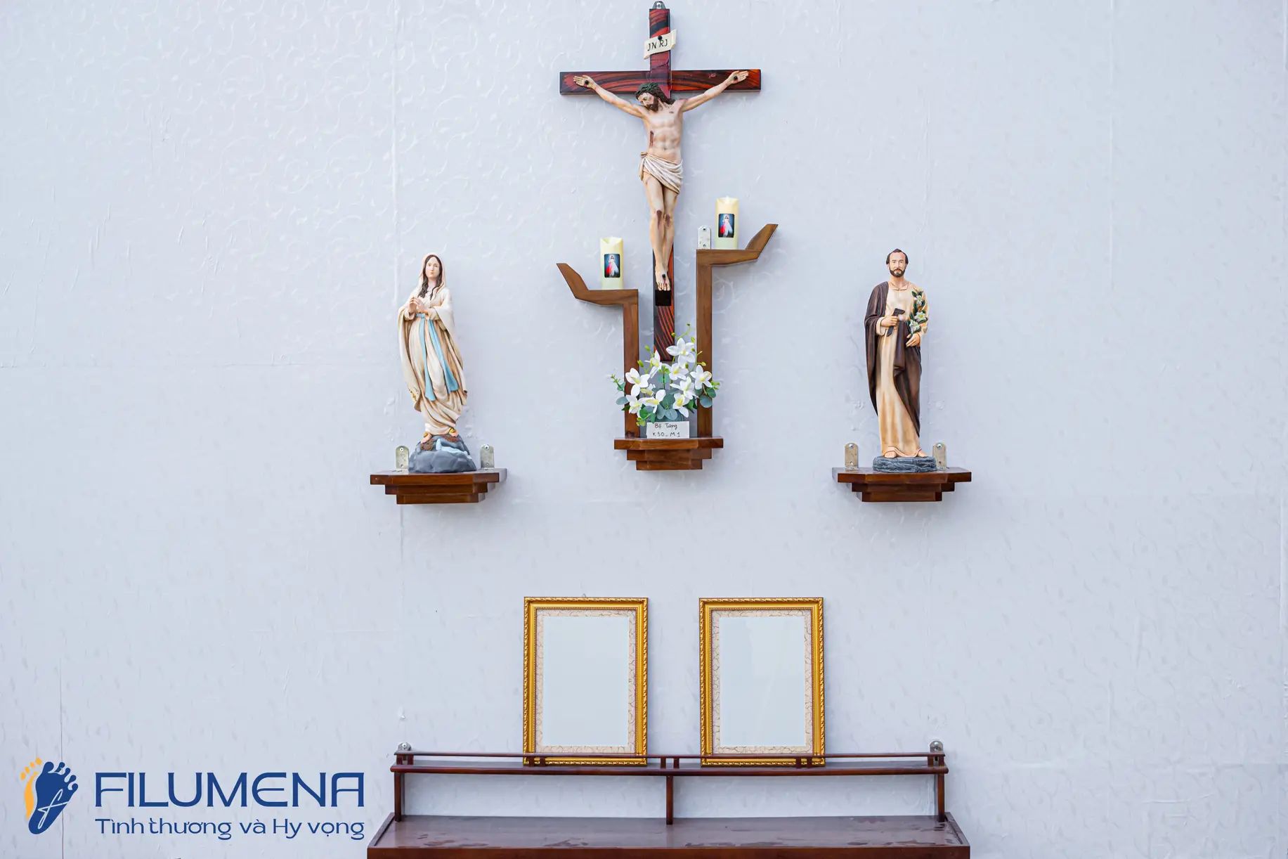 Bàn thờ Chúa tại Mỹ. Tượng Công giáo Filumena là tượng của Tình thương và Hy vọng. Bản quyền các tác phẩm tượng Công giáo thuộc về Filumena Art, Cộng hòa Pháp. Filumena sáng tác và sản xuất nhiều mẫu tượng Công giáo khác như Bàn thờ Chúa và gia tiên, Bàn thờ Chúa, Tượng công giáo đẹp, Tượng công giáo mini, Tượng chịu nạn