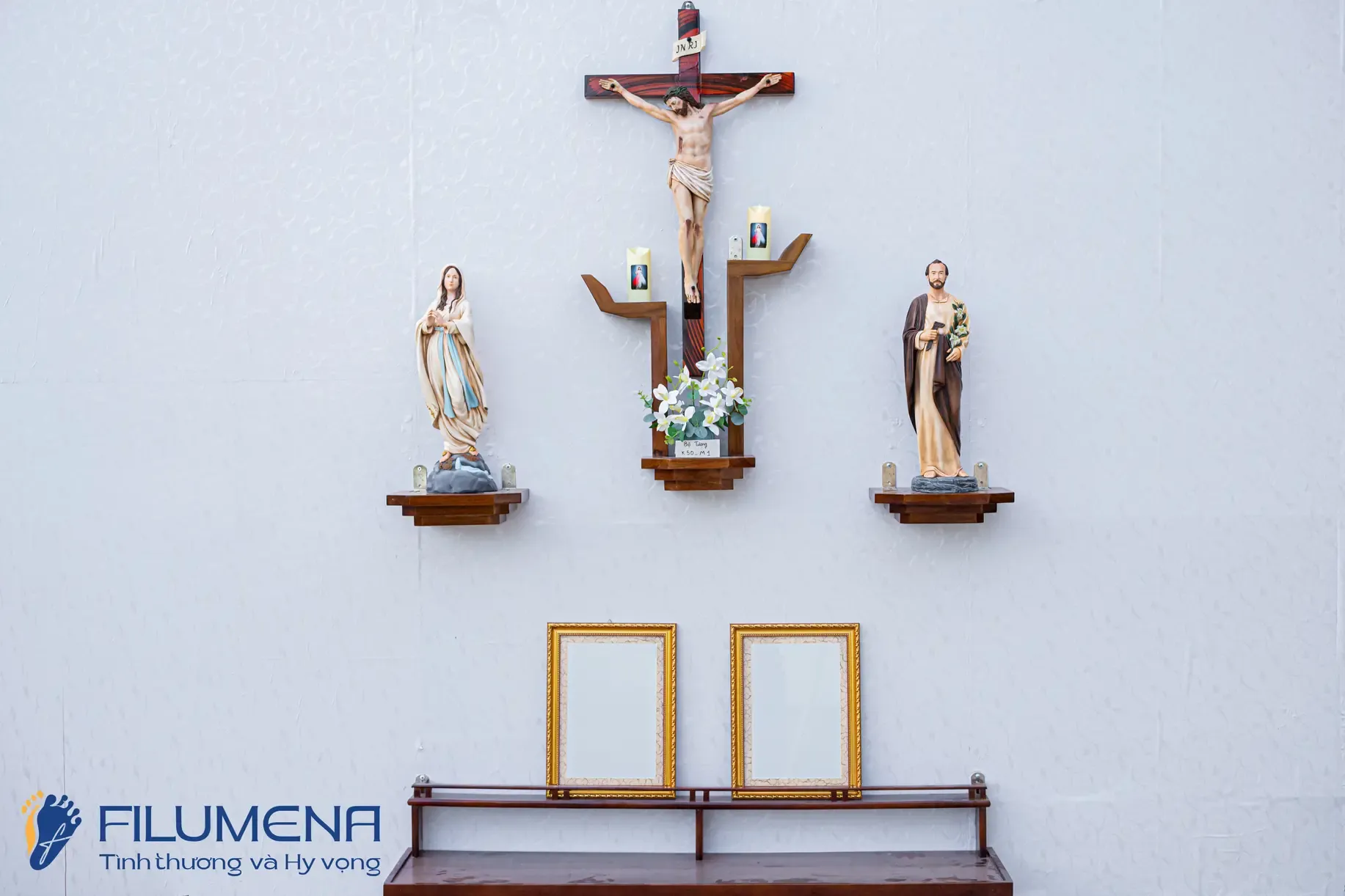 Bàn thờ Chúa và gia tiên tại Nhà sách Đức Bà Hòa Bình Sài Gòn. Tượng Công Giáo Filumena được sáng tác bởi các nghệ sĩ Filumena. Mỗi tác phẩm đều là đóng góp của quý vị cho các việc bác ái. Tượng làm bằng chất liệu bột đá tự nhiên và resin, có đủ các kích thước từ 15, 20 cm tới 1m và lớn hơn nữa.