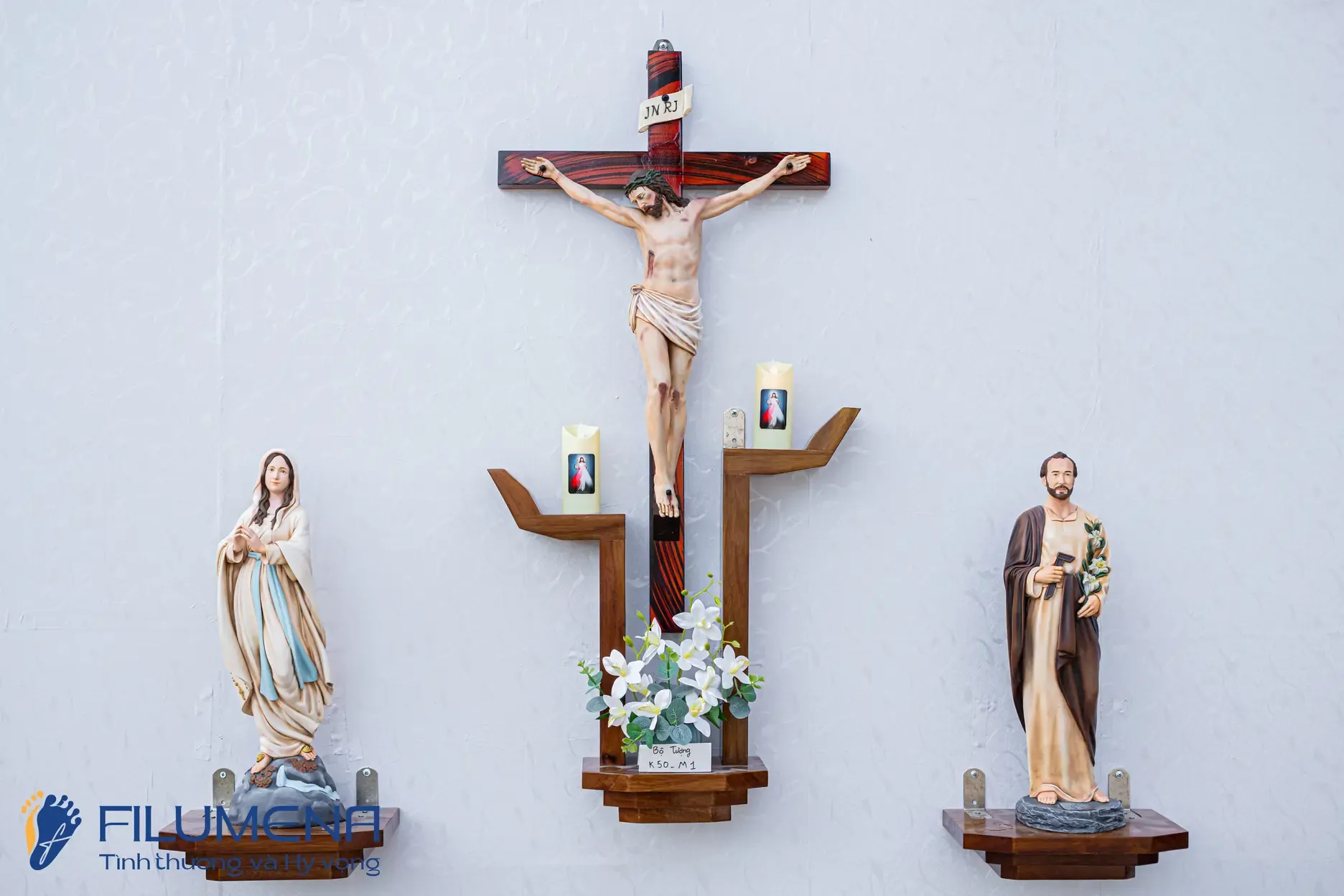 Bàn thờ Chúa tại Sài Gòn. Tượng Công Giáo Filumena được sáng tác bởi các nghệ sĩ Filumena. Mỗi tác phẩm đều là đóng góp của quý vị cho các việc bác ái. Tượng làm bằng chất liệu bột đá tự nhiên và resin, có đủ các kích thước từ 15, 20 cm tới 1m và lớn hơn nữa.