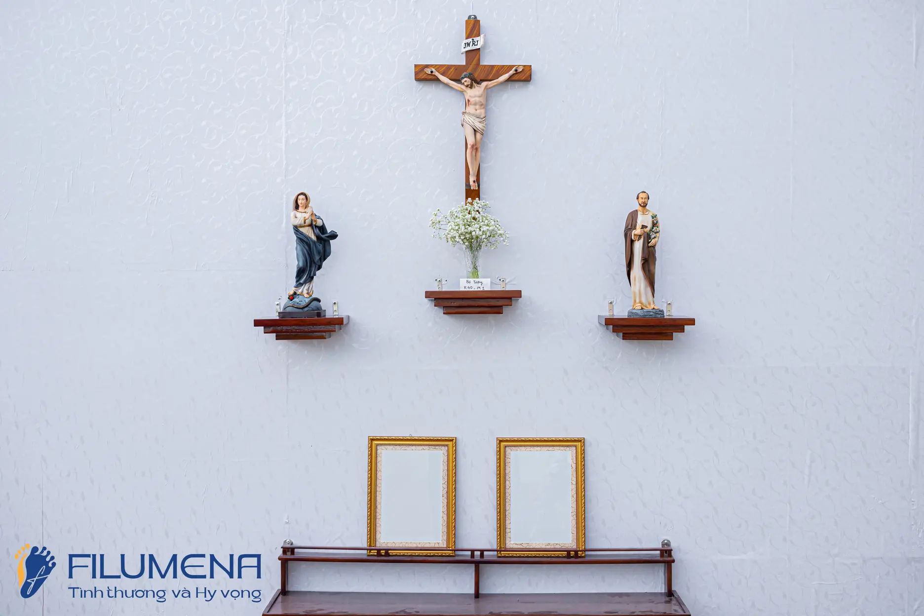 Bàn thờ Chúa tại Mỹ. Tượng Công giáo Filumena là tượng của Tình thương và Hy vọng. Bản quyền các tác phẩm tượng Công giáo thuộc về Filumena Art, Cộng hòa Pháp. Filumena sáng tác và sản xuất nhiều mẫu tượng Công giáo khác như Bàn thờ Chúa và gia tiên, Bàn thờ Chúa, Tượng công giáo đẹp, Tượng công giáo mini, Tượng chịu nạn