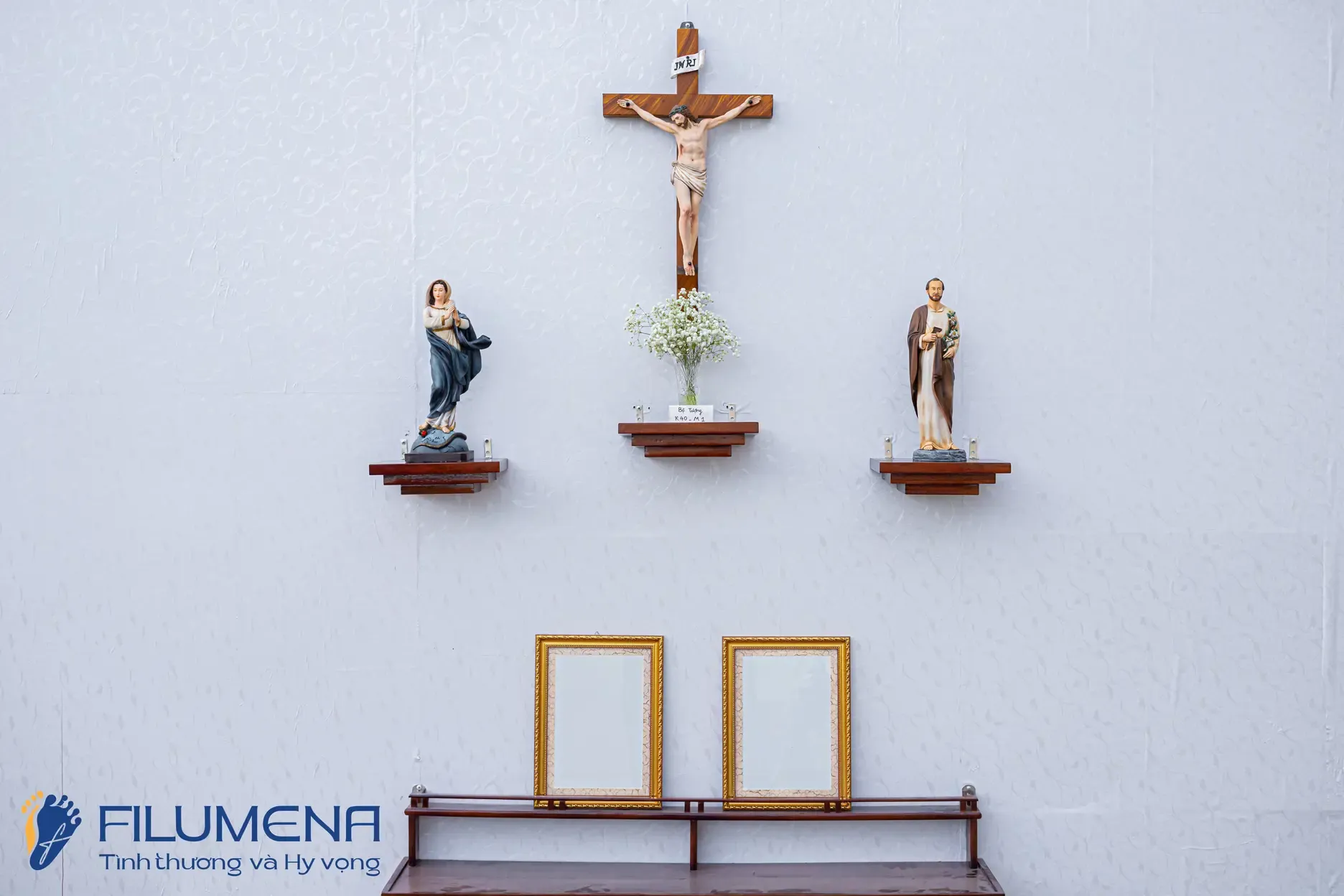 Bàn thờ Chúa và gia tiên tại Đền thánh Martino Hố Nai. Tượng Công Giáo Filumena được sáng tác bởi các nghệ sĩ Filumena. Mỗi tác phẩm đều là đóng góp của quý vị cho các việc bác ái. Tượng làm bằng chất liệu bột đá tự nhiên và resin, có đủ các kích thước từ 15, 20 cm tới 1m và lớn hơn nữa.