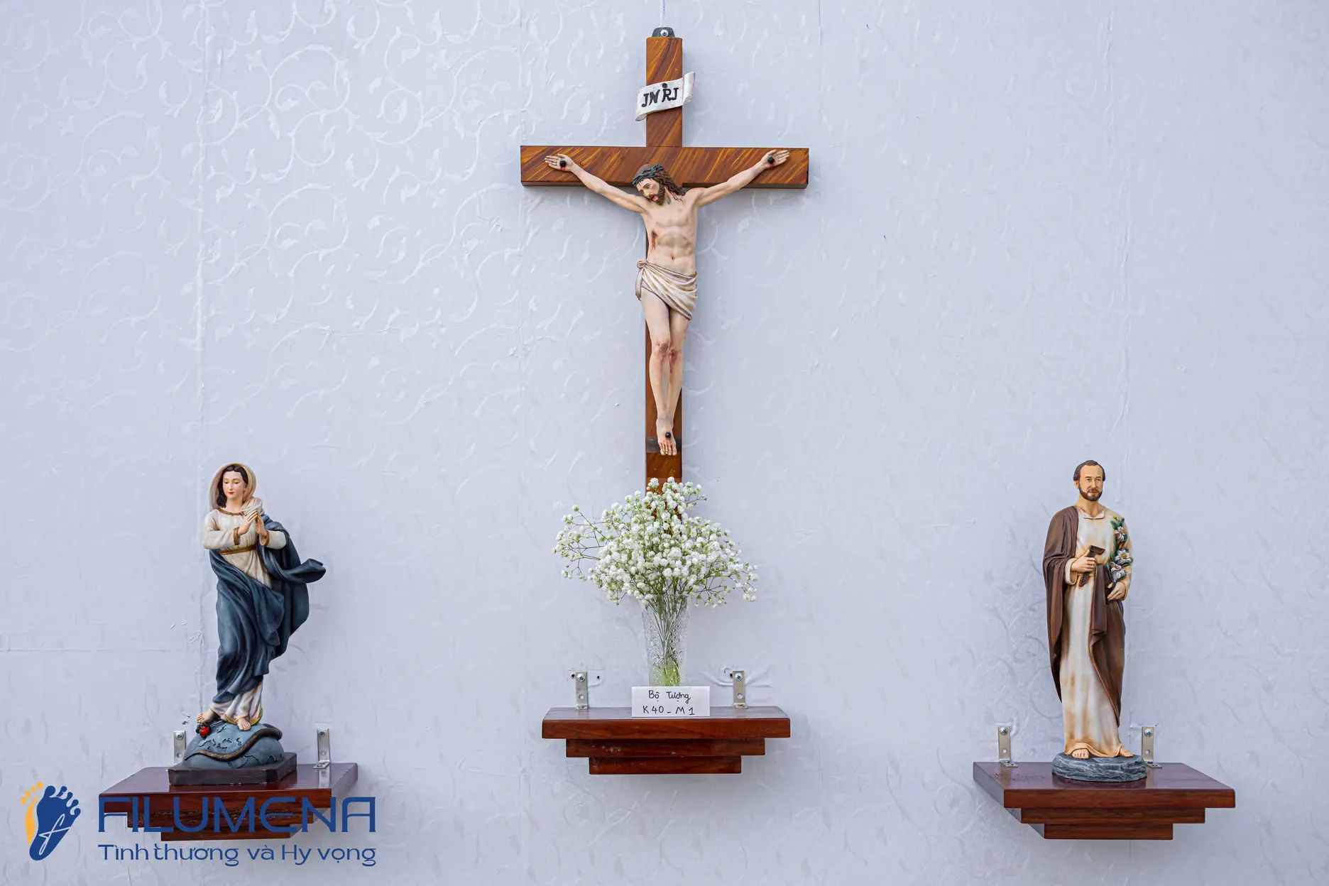 Bàn thờ Chúa tại Mỹ. Tượng Công giáo Filumena là tượng của Tình thương và Hy vọng. Bản quyền các tác phẩm tượng Công giáo thuộc về Filumena Art, Cộng hòa Pháp. Filumena sáng tác và sản xuất nhiều mẫu tượng Công giáo khác như Bàn thờ Chúa và gia tiên, Bàn thờ Chúa, Tượng công giáo đẹp, Tượng công giáo mini, Tượng chịu nạn