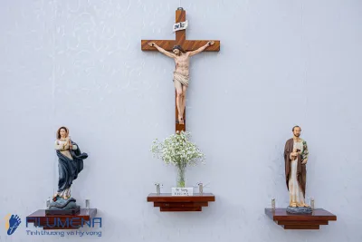 Góc chụp trực diện Bàn thờ Công giáo giúp hình dung kích thước và bố cục