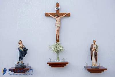 Ngắm 5 sự Mừng cùng Bàn thờ Chúa và Tượng Công giáo Filumena