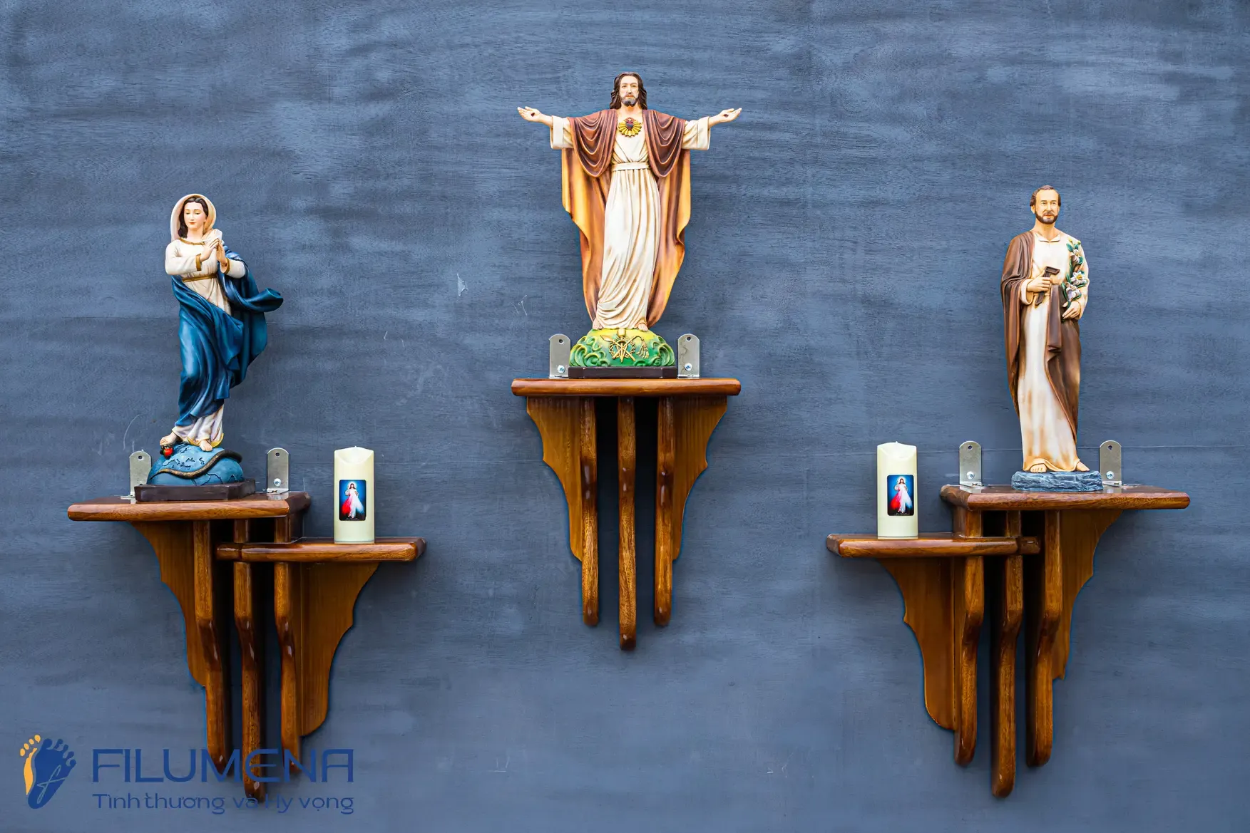 Bàn thờ Chúa và gia tiên tại Đức Mẹ Núi Cúi. Tượng Công Giáo Filumena được sáng tác bởi các nghệ sĩ Filumena. Mỗi tác phẩm đều là đóng góp của quý vị cho các việc bác ái. Tượng làm bằng chất liệu bột đá tự nhiên và resin, có đủ các kích thước từ 15, 20 cm tới 1m và lớn hơn nữa.