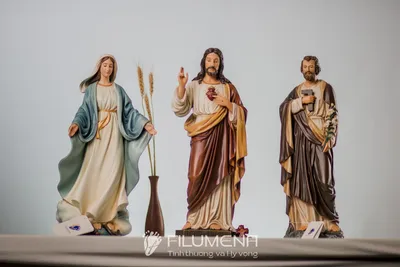 Hình ảnh Bàn thờ Chúa - tượng Công giáo Filumena đặt trên nền sáng để dễ xem chi tiết