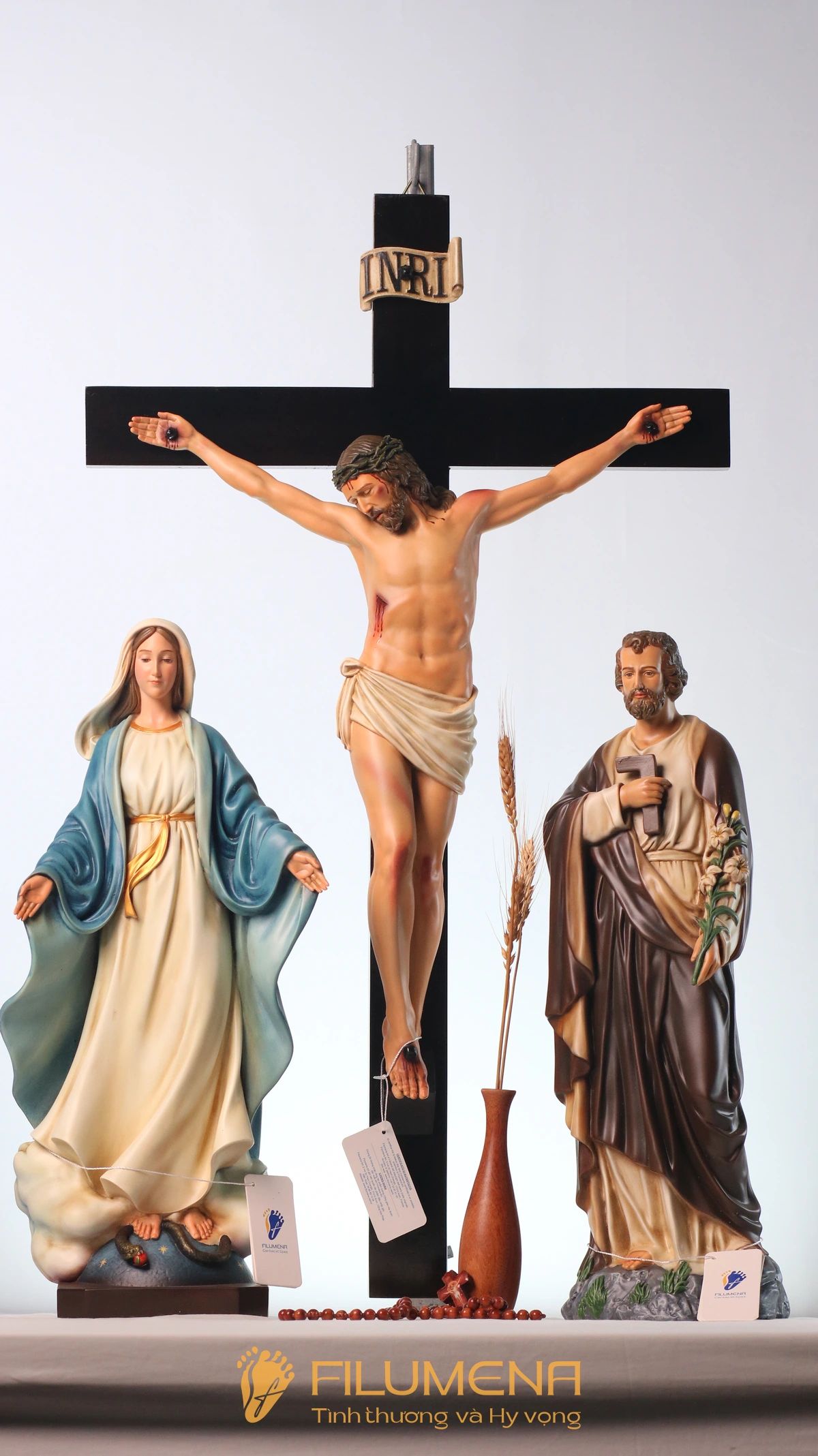 Bàn thờ Chúa tại Mỹ. Tượng Công giáo Filumena là tượng của Tình thương và Hy vọng. Bản quyền các tác phẩm tượng Công giáo thuộc về Filumena Art, Cộng hòa Pháp. Filumena sáng tác và sản xuất nhiều mẫu tượng Công giáo khác như Tượng Đức Mẹ Fatima, Tượng Đức Mẹ Lộ Đức, Tượng Đức Mẹ, Tượng Mẹ Maria, Tượng Đức Mẹ để xe hơi