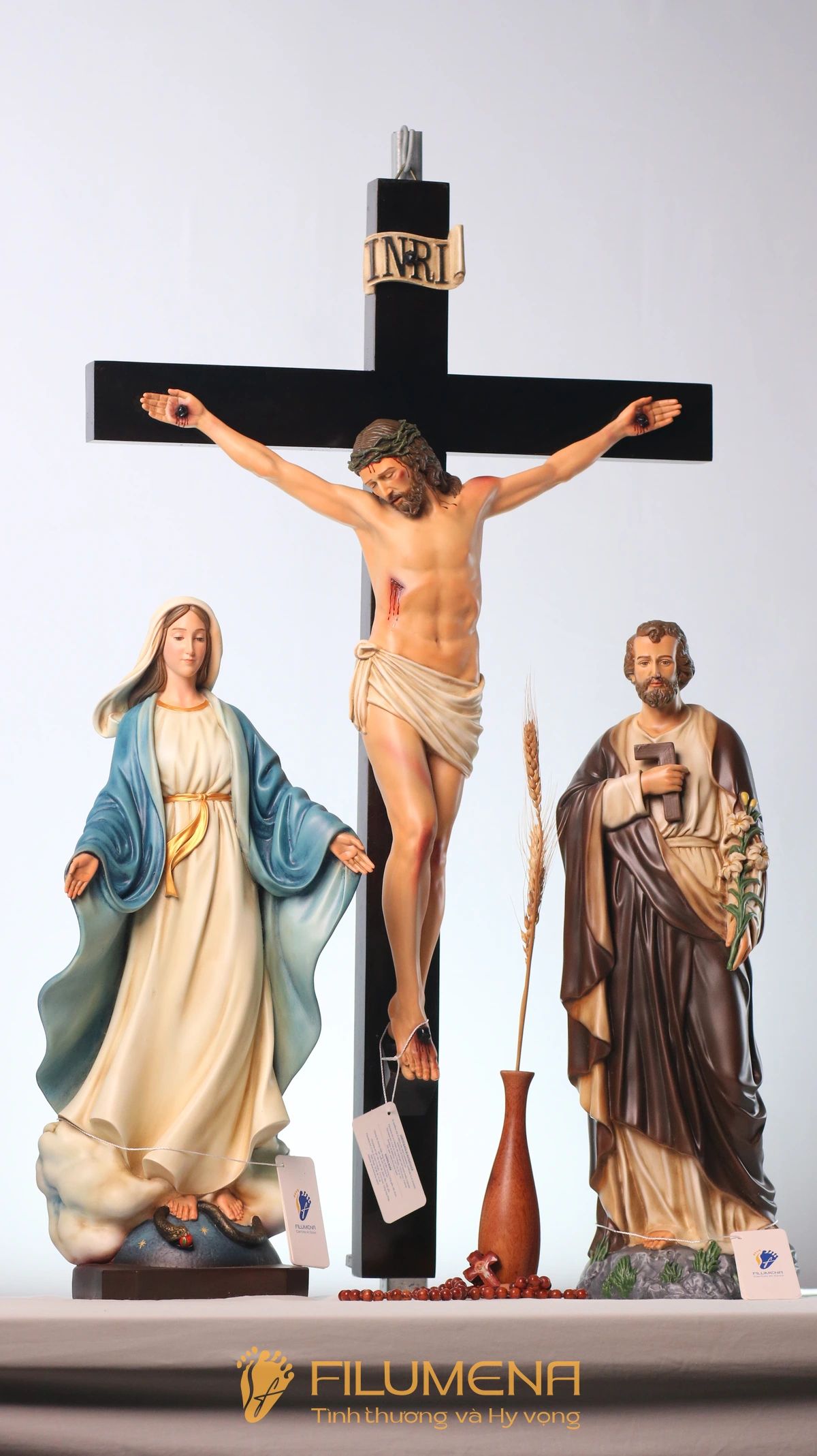 Bàn thờ Công giáo tại Dòng Mến Thánh Giá Vinh. Tượng Công giáo Filumena là tượng của Tình thương và Hy vọng. Bản quyền các tác phẩm tượng Công giáo thuộc về Filumena Art, Cộng hòa Pháp. Filumena sáng tác và sản xuất nhiều mẫu tượng Công giáo khác như Tượng Đức Mẹ, Tượng Đức Mẹ Lộ Đức, Tượng Đức Mẹ Fatima, Tượng Đức Mẹ Ban Ơn, Tượng Chúa