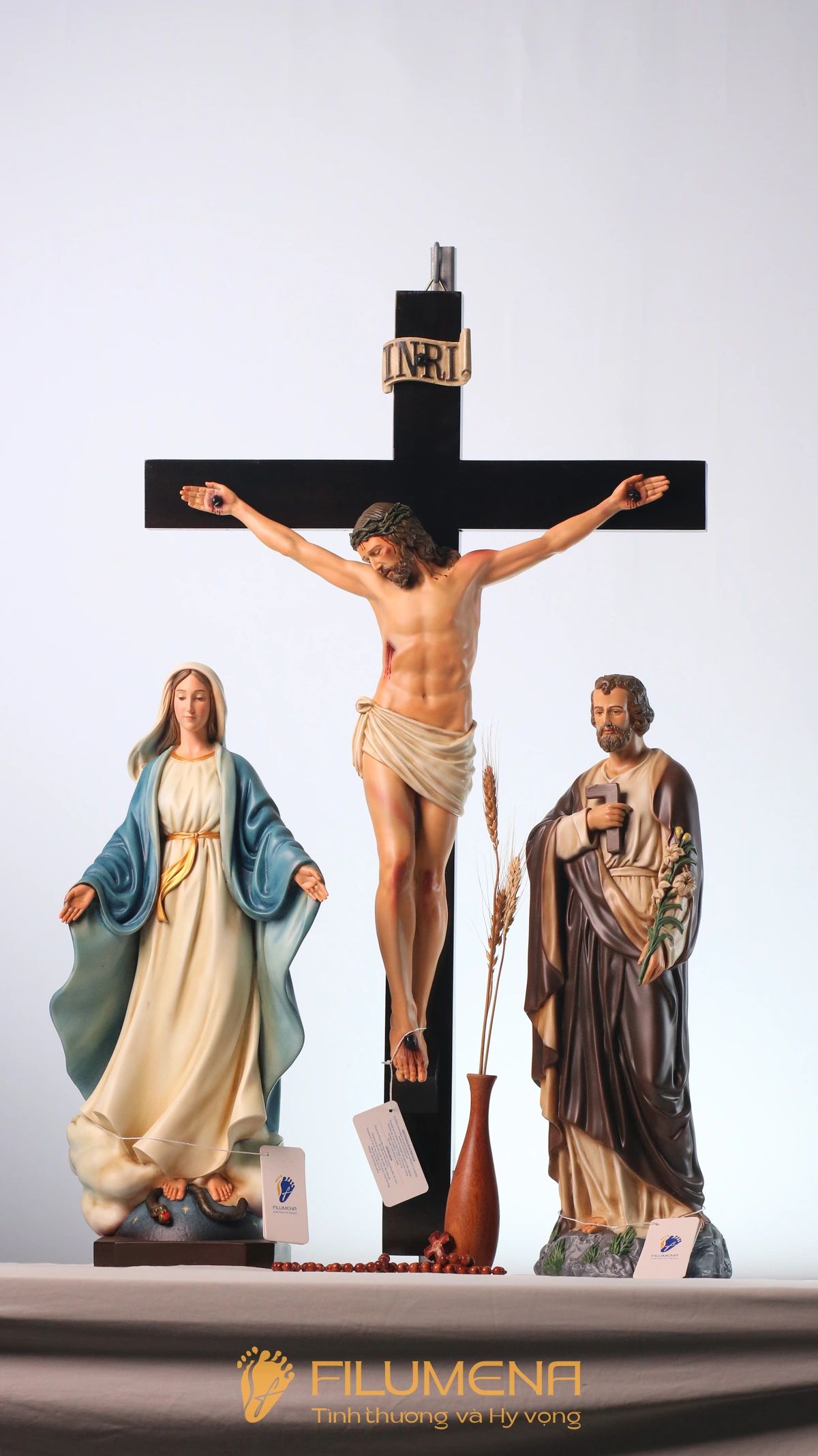 Bàn thờ Chúa tại Huế. Tượng Công giáo Filumena là tượng của Tình thương và Hy vọng. Bản quyền các tác phẩm tượng Công giáo thuộc về Filumena Art, Cộng hòa Pháp. Filumena sáng tác và sản xuất nhiều mẫu tượng Công giáo khác như Tượng Đức Mẹ Fatima, Tượng Đức Mẹ Lộ Đức, Tượng Đức Mẹ, Tượng Mẹ Maria, Tượng Đức Mẹ để xe hơi