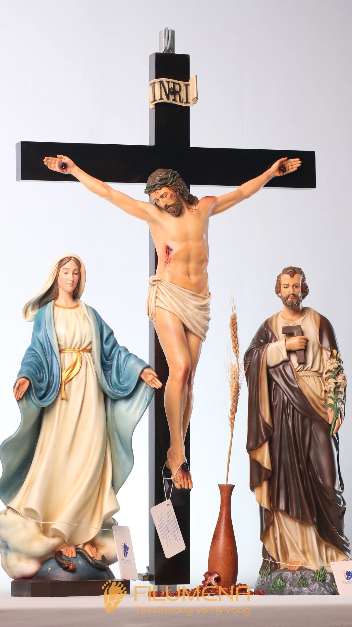 Bàn thờ Chúa tại Sài Gòn. Tượng Công giáo Filumena là tượng của Tình thương và Hy vọng. Bản quyền các tác phẩm tượng Công giáo thuộc về Filumena Art, Cộng hòa Pháp. Filumena sáng tác và sản xuất nhiều mẫu tượng Công giáo khác như Tượng Đức Mẹ Fatima, Tượng Đức Mẹ Lộ Đức, Tượng Đức Mẹ, Tượng Mẹ Maria, Tượng Đức Mẹ để xe hơi