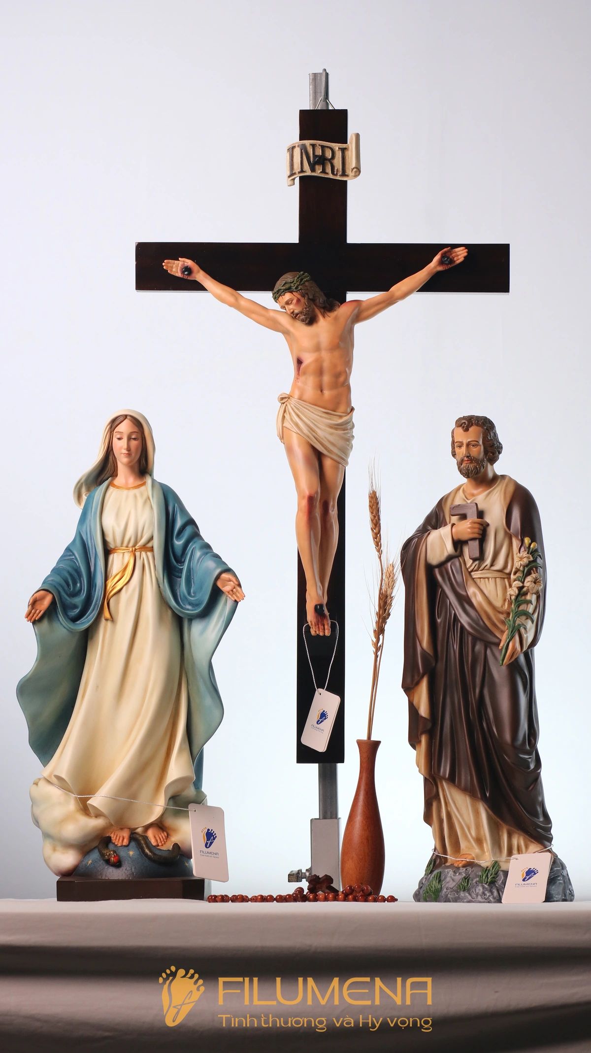 Một số hình ảnh tượng Chúa chịu nạn trong bố cục bàn thờ giúp người đọc có thêm góc nhìn sạch và rõ về toàn bộ hình tượng, trong đó chi tiết mão gai vẫn hiện diện rất sâu