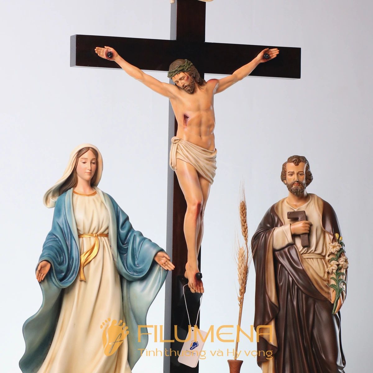 Một số hình ảnh tượng Chúa chịu nạn trong bố cục bàn thờ giúp người đọc có thêm góc nhìn sạch và rõ về toàn bộ hình tượng, trong đó chi tiết mão gai vẫn hiện diện rất sâu