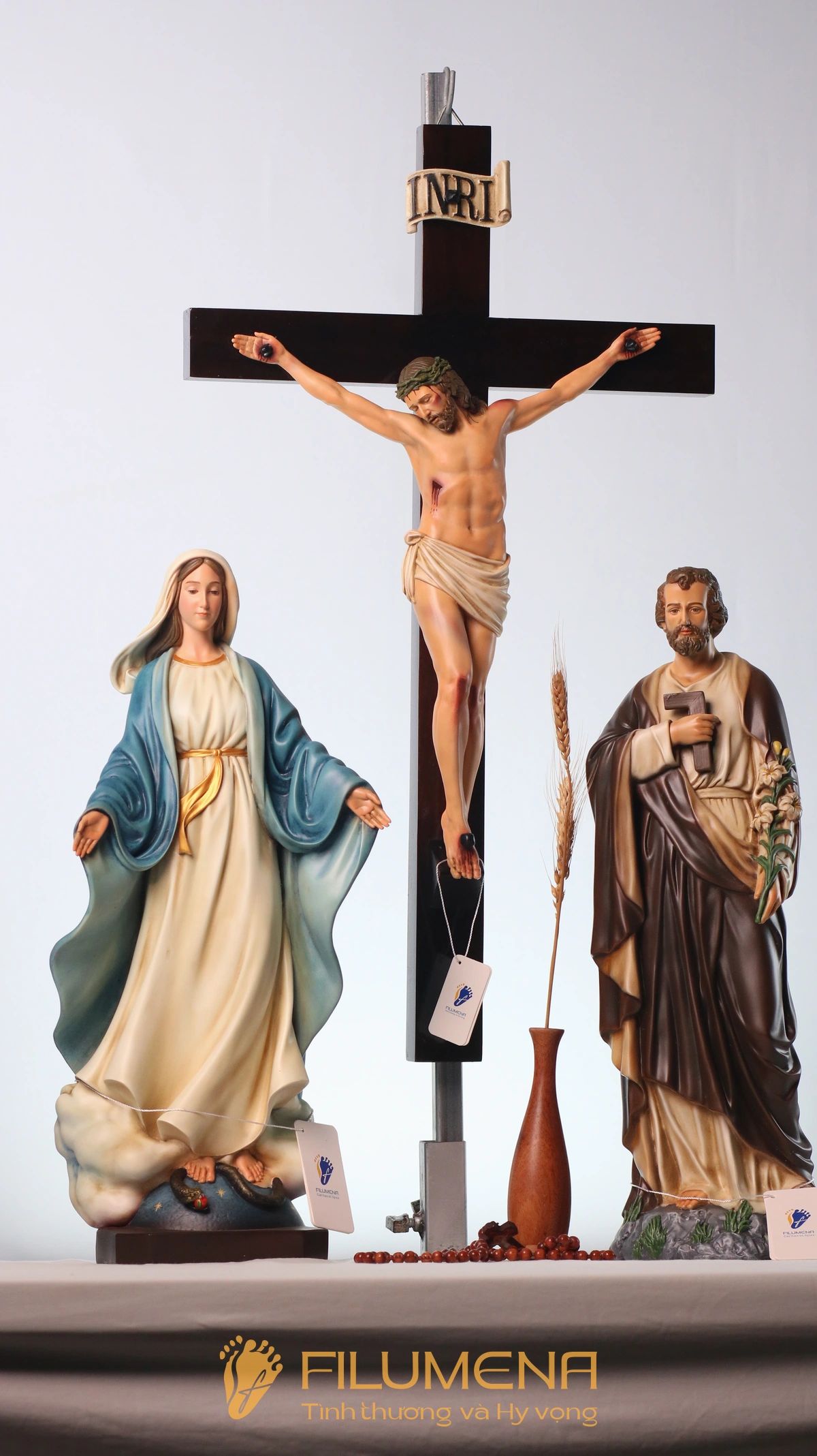 Một số hình ảnh tượng Chúa chịu nạn trong bố cục bàn thờ giúp người đọc có thêm góc nhìn sạch và rõ về toàn bộ hình tượng, trong đó chi tiết mão gai vẫn hiện diện rất sâu