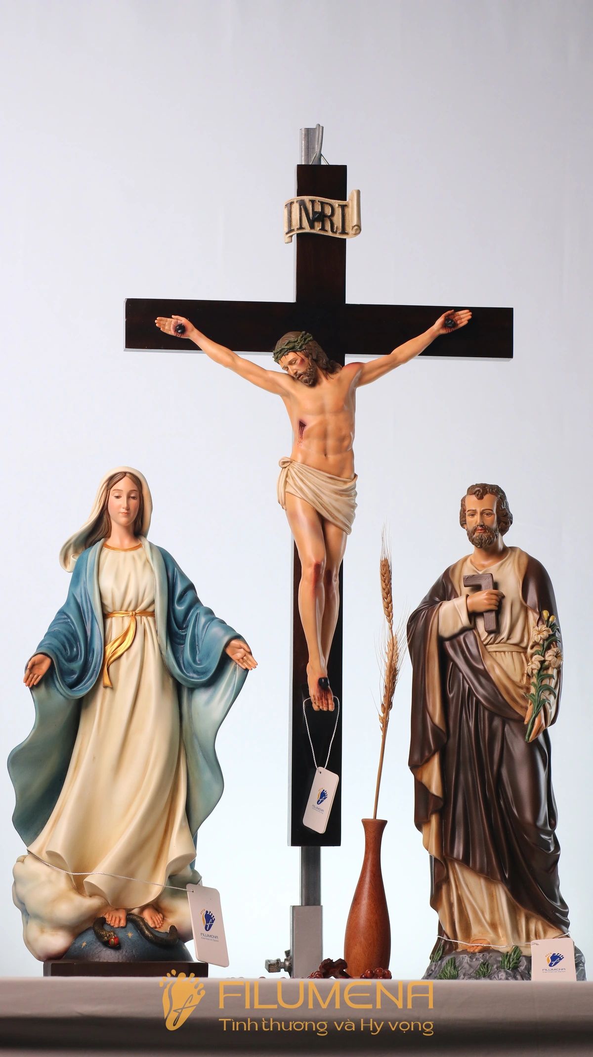 Một số hình ảnh tượng Chúa chịu nạn trong bố cục bàn thờ giúp người đọc có thêm góc nhìn sạch và rõ về toàn bộ hình tượng, trong đó chi tiết mão gai vẫn hiện diện rất sâu