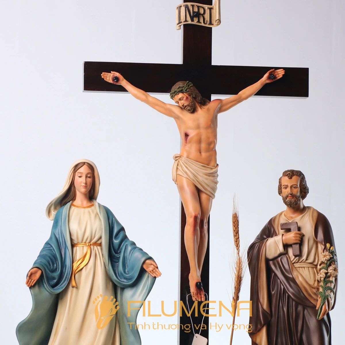 Một số hình ảnh tượng Chúa chịu nạn trong bố cục bàn thờ giúp người đọc có thêm góc nhìn sạch và rõ về toàn bộ hình tượng, trong đó chi tiết mão gai vẫn hiện diện rất sâu