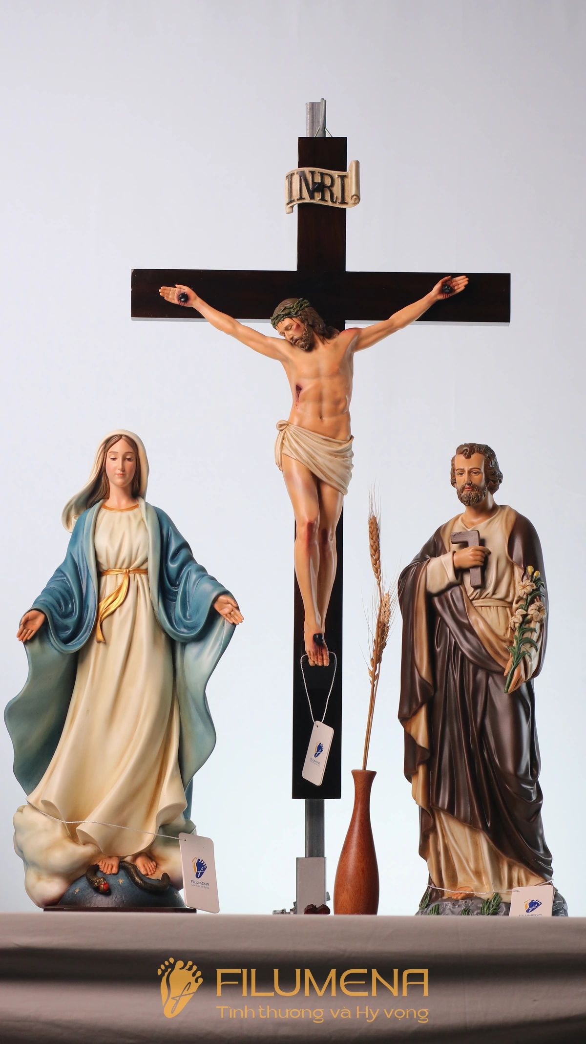 Một số hình ảnh tượng Chúa chịu nạn trong bố cục bàn thờ giúp người đọc có thêm góc nhìn sạch và rõ về toàn bộ hình tượng, trong đó chi tiết mão gai vẫn hiện diện rất sâu