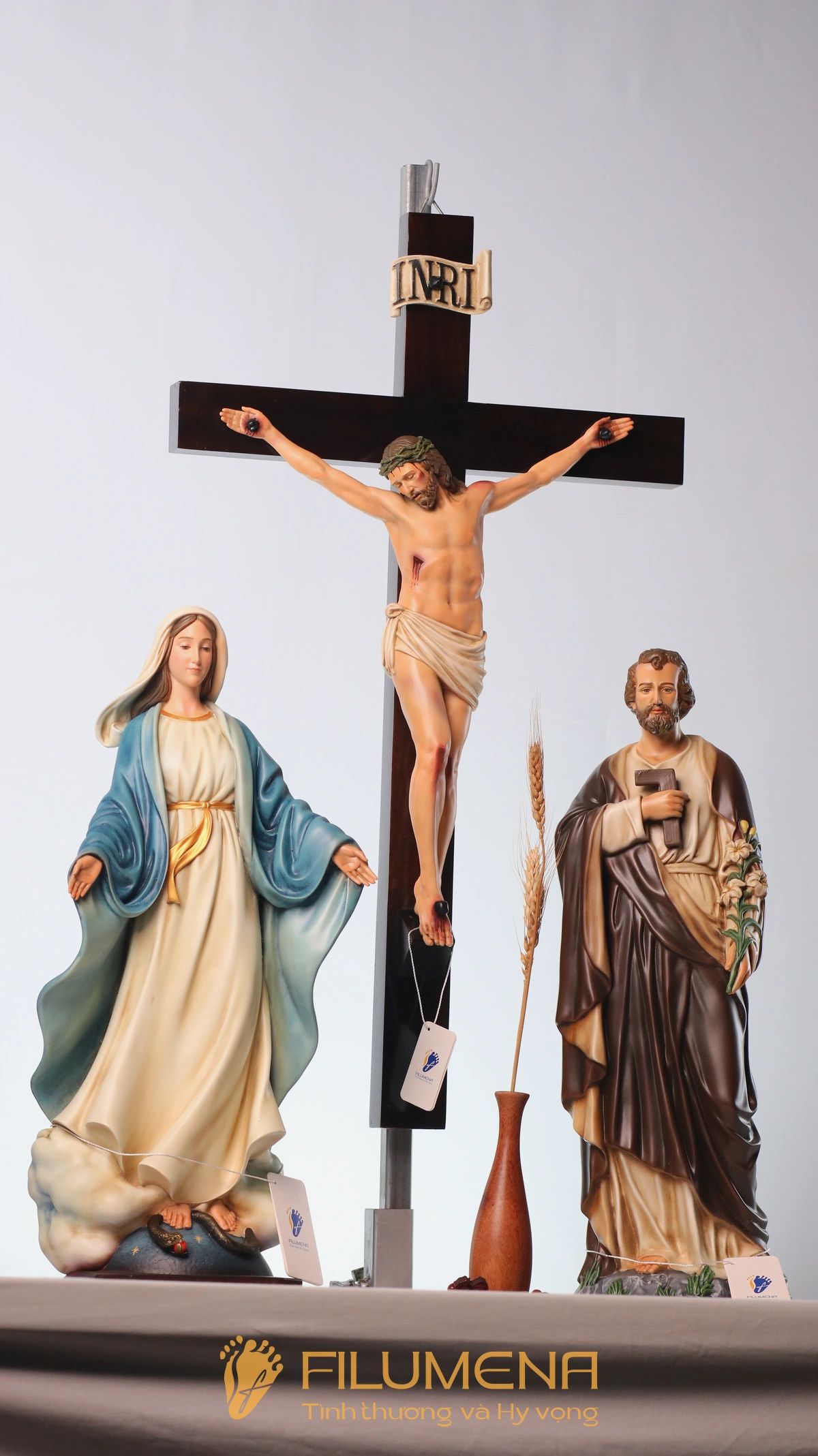 Một số hình ảnh tượng Chúa chịu nạn trong bố cục bàn thờ giúp người đọc có thêm góc nhìn sạch và rõ về toàn bộ hình tượng, trong đó chi tiết mão gai vẫn hiện diện rất sâu