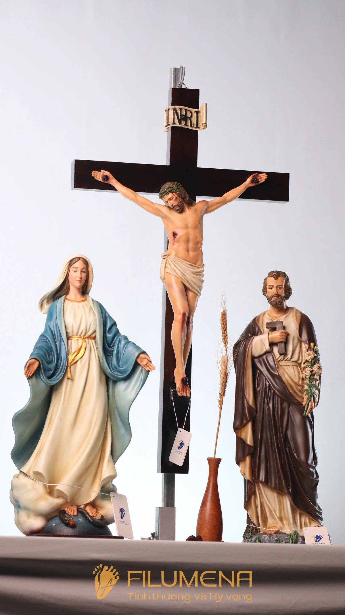 Một số hình ảnh tượng Chúa chịu nạn trong bố cục bàn thờ giúp người đọc có thêm góc nhìn sạch và rõ về toàn bộ hình tượng, trong đó chi tiết mão gai vẫn hiện diện rất sâu