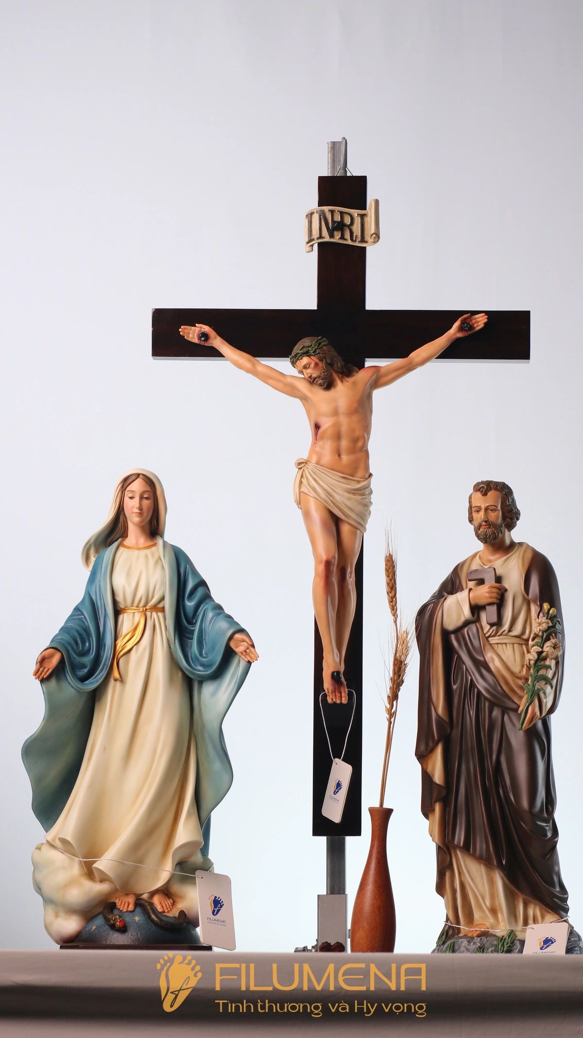 Một số hình ảnh tượng Chúa chịu nạn trong bố cục bàn thờ giúp người đọc có thêm góc nhìn sạch và rõ về toàn bộ hình tượng, trong đó chi tiết mão gai vẫn hiện diện rất sâu