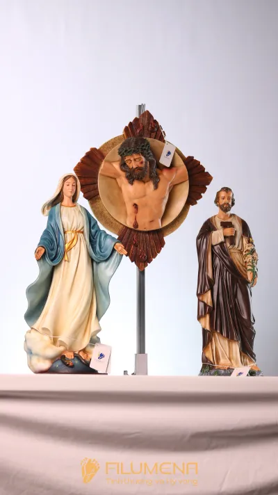 Một số góc nhìn của bàn thờ Chúa 50 cm màu cổ điển để gia đình hình dung vị trí đặt phù hợp trong nhà.