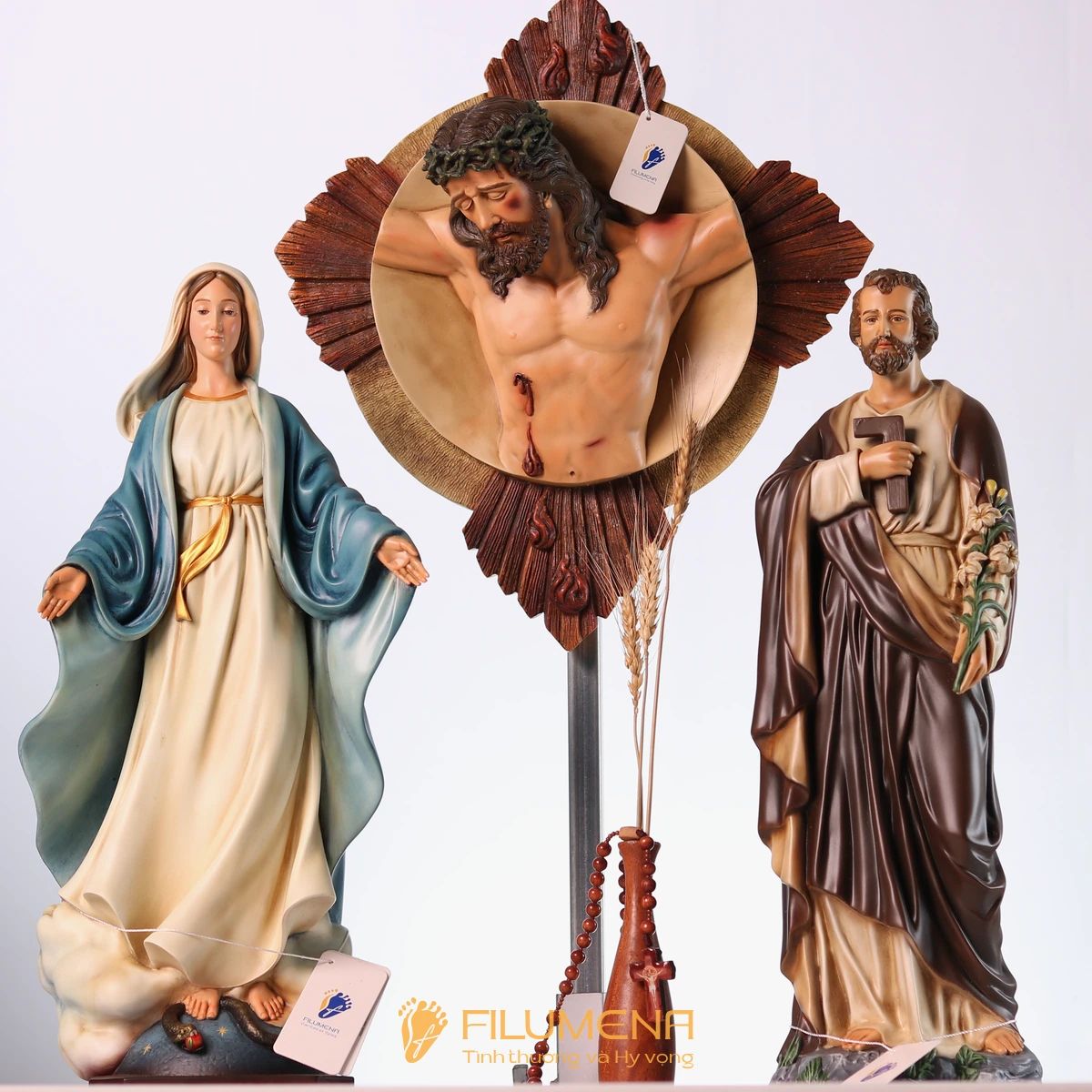 Bàn thờ Công giáo tại Xuân Lộc. Tượng Công giáo Filumena là tượng của Tình thương và Hy vọng. Bản quyền các tác phẩm tượng Công giáo thuộc về Filumena Art, Cộng hòa Pháp. Filumena sáng tác và sản xuất nhiều mẫu tượng Công giáo khác như Tượng Mẹ Maria, Tượng Đức Mẹ, Tượng Đức Mẹ Lộ Đức, Tượng Đức Mẹ Fatima, Tượng Đức Mẹ Ban Ơn