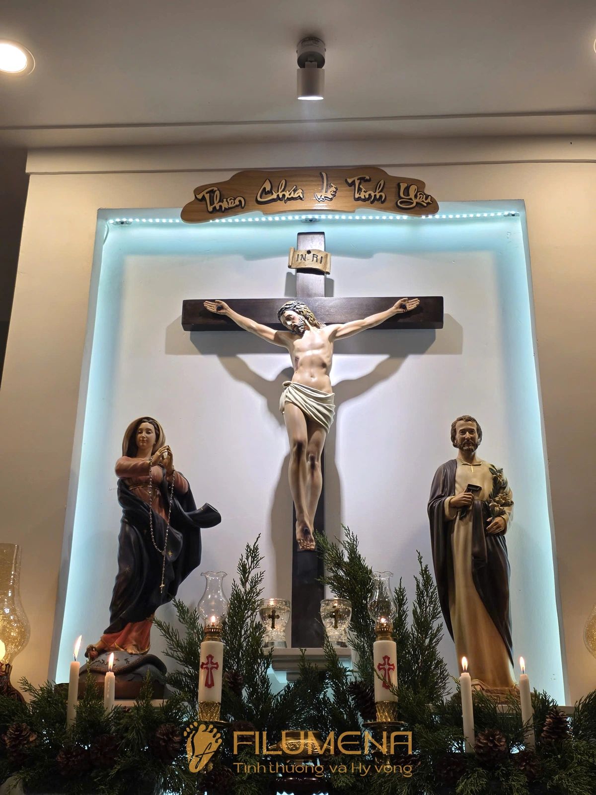 Bàn thờ Công giáo tại Buôn Ma Thuột. Tượng Công giáo Filumena là tượng của Tình thương và Hy vọng. Bản quyền các tác phẩm tượng Công giáo thuộc về Filumena Art, Cộng hòa Pháp. Filumena sáng tác và sản xuất nhiều mẫu tượng Công giáo khác như Tượng Đức Mẹ, Tượng Đức Mẹ Lộ Đức, Tượng Đức Mẹ Fatima, Tượng Đức Mẹ Ban Ơn, Tượng Chúa