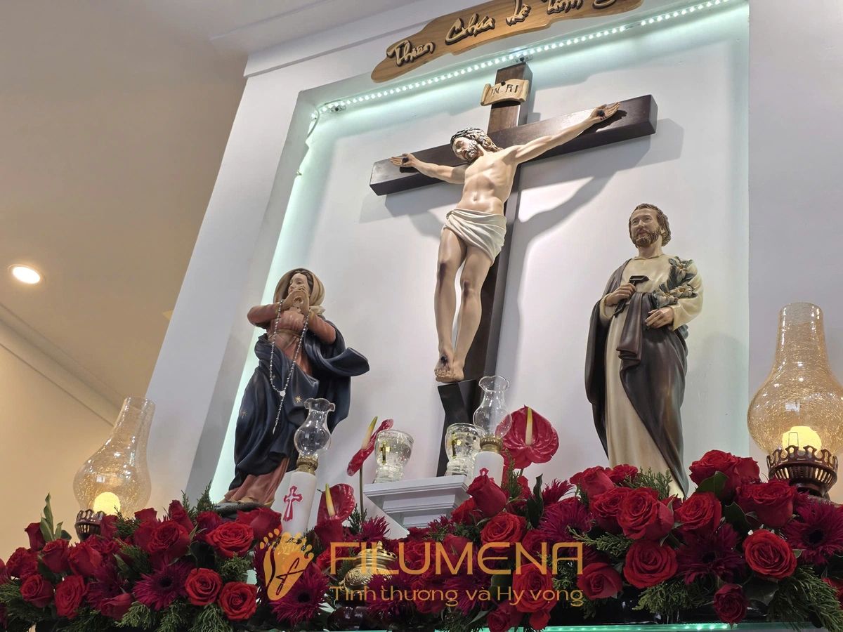 Bàn thờ Chúa phòng khách tại Buôn Ma Thuột. Tượng Công giáo Filumena là tượng của Tình thương và Hy vọng. Bản quyền các tác phẩm tượng Công giáo thuộc về Filumena Art, Cộng hòa Pháp. Filumena sáng tác và sản xuất nhiều mẫu tượng Công giáo khác như Bàn thờ Chúa, Tượng Đức Mẹ La Vang, Tượng Chúa hài đồng, Tượng Giáng sinh mini, Tượng Giáng sinh