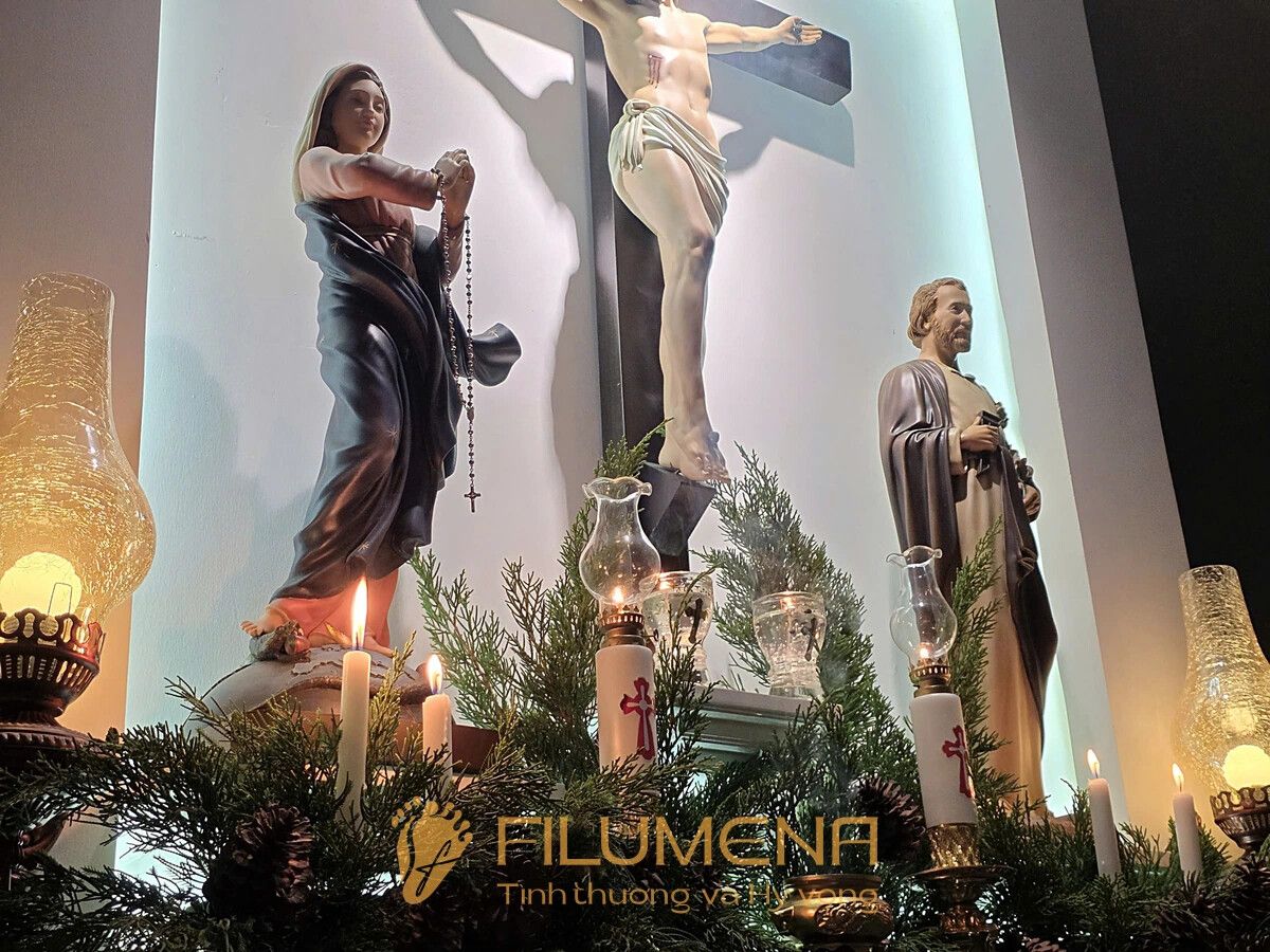 Bàn thờ Chúa - tượng Công giáo Filumena tại Nhà sách Dòng Mến Thánh Giá Hà Nội. Tượng Công giáo Filumena là tượng của Tình thương và Hy vọng. Bản quyền các tác phẩm tượng Công giáo thuộc về Filumena Art, Cộng hòa Pháp. Filumena sáng tác và sản xuất nhiều mẫu tượng Công giáo khác như Tượng Giáng sinh mini, Tượng Chúa hài đồng, Tượng Đức Mẹ La Vang, Tượng Thánh Antôn, Bàn thờ Chúa