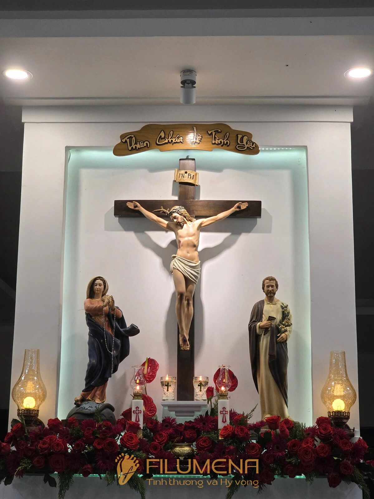 Bàn thờ Chúa - tượng Công giáo Filumena tại Nhà sách Dòng Mến Thánh Giá Hà Nội. Tượng Công giáo Filumena là tượng của Tình thương và Hy vọng. Bản quyền các tác phẩm tượng Công giáo thuộc về Filumena Art, Cộng hòa Pháp. Filumena sáng tác và sản xuất nhiều mẫu tượng Công giáo khác như Tượng Giáng sinh mini, Tượng Chúa hài đồng, Tượng Đức Mẹ La Vang, Tượng Thánh Antôn, Bàn thờ Chúa