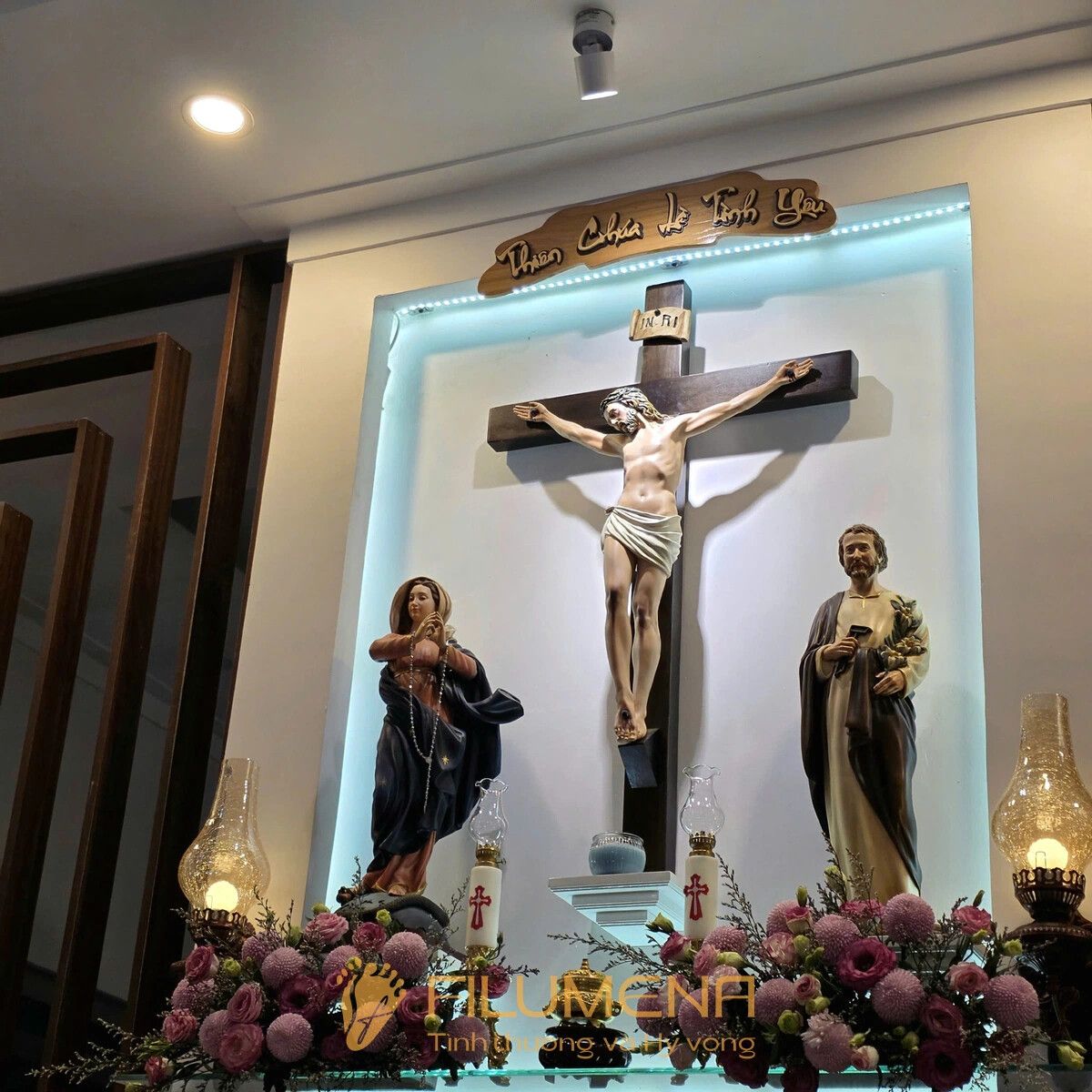 Bàn thờ Chúa - tượng Công giáo Filumena tại Nhà sách Dòng Mến Thánh Giá Hà Nội. Tượng Công giáo Filumena là tượng của Tình thương và Hy vọng. Bản quyền các tác phẩm tượng Công giáo thuộc về Filumena Art, Cộng hòa Pháp. Filumena sáng tác và sản xuất nhiều mẫu tượng Công giáo khác như Tượng Giáng sinh mini, Tượng Chúa hài đồng, Tượng Đức Mẹ La Vang, Tượng Thánh Antôn, Bàn thờ Chúa