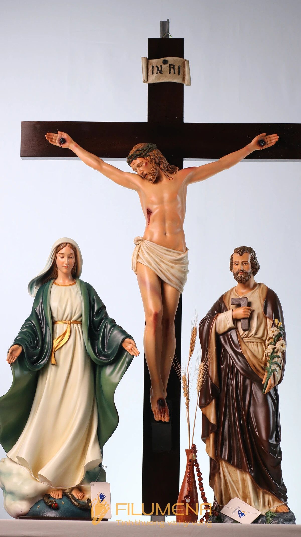 Bàn thờ Chúa và gia tiên tại TGP. Sài Gòn. Tượng Công giáo Filumena là tượng của Tình thương và Hy vọng. Bản quyền các tác phẩm tượng Công giáo thuộc về Filumena Art, Cộng hòa Pháp. Filumena sáng tác và sản xuất nhiều mẫu tượng Công giáo khác như Tượng Đức Mẹ La Vang, Tượng Thánh Antôn, Bàn thờ Chúa, Bàn thờ Chúa - tượng Công giáo Filumena, Bàn thờ Chúa và gia tiên